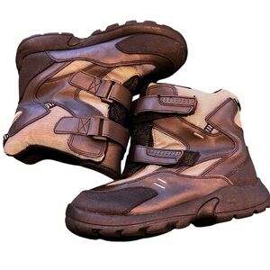 Boys Bass Snow Boots Size 5 Winter Boots Gray & Black Waterproof Snow Boots